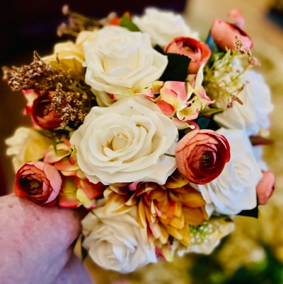 This is a really lovely Autumn style faux bouquet with a selection of quality silk flowers and foliages