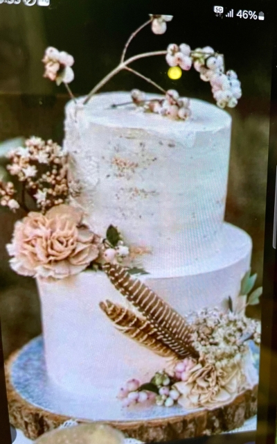 Wedding cake flowers adds to this beautiful cake with the addition of some really pretty feathers.